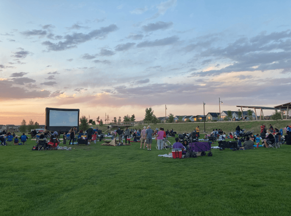 Noche de cine al aire libre en el parque High Prairie Park de Painted Prairie